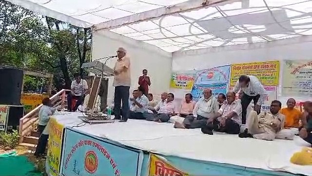 विद्युत पेंशनर्स जुटे, अपनी मांगों को लेकर प्रदर्शन, रैली निकाली