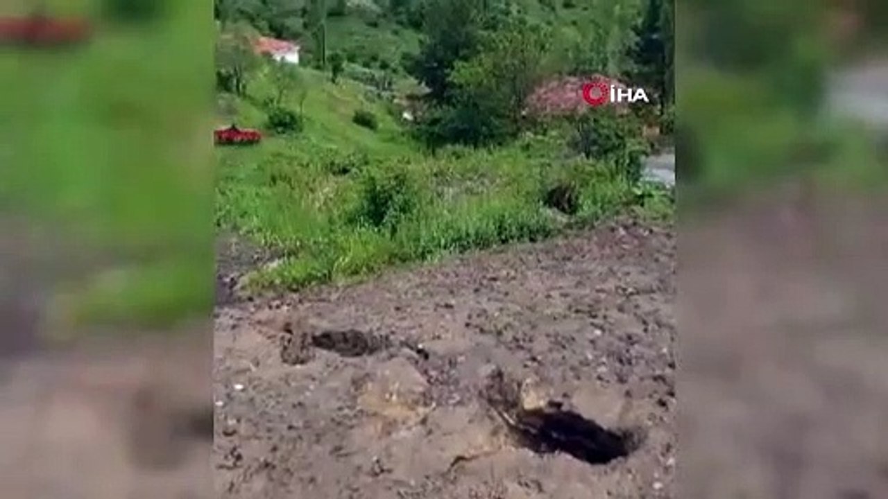 Sel kaldırım taşlarını yerinden söktü