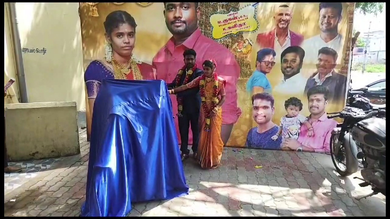 புதுமண தம்பதிக்கு 2.5 லட்சம் புல்லட் பைக்கை பரிசாக வழங்கி அழகு பார்த்த நண்பர்கள்