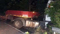 Le camion a percuté les barrières, le matériel de construction qu'il transportait a dévalé la falaise à plusieurs mètres.