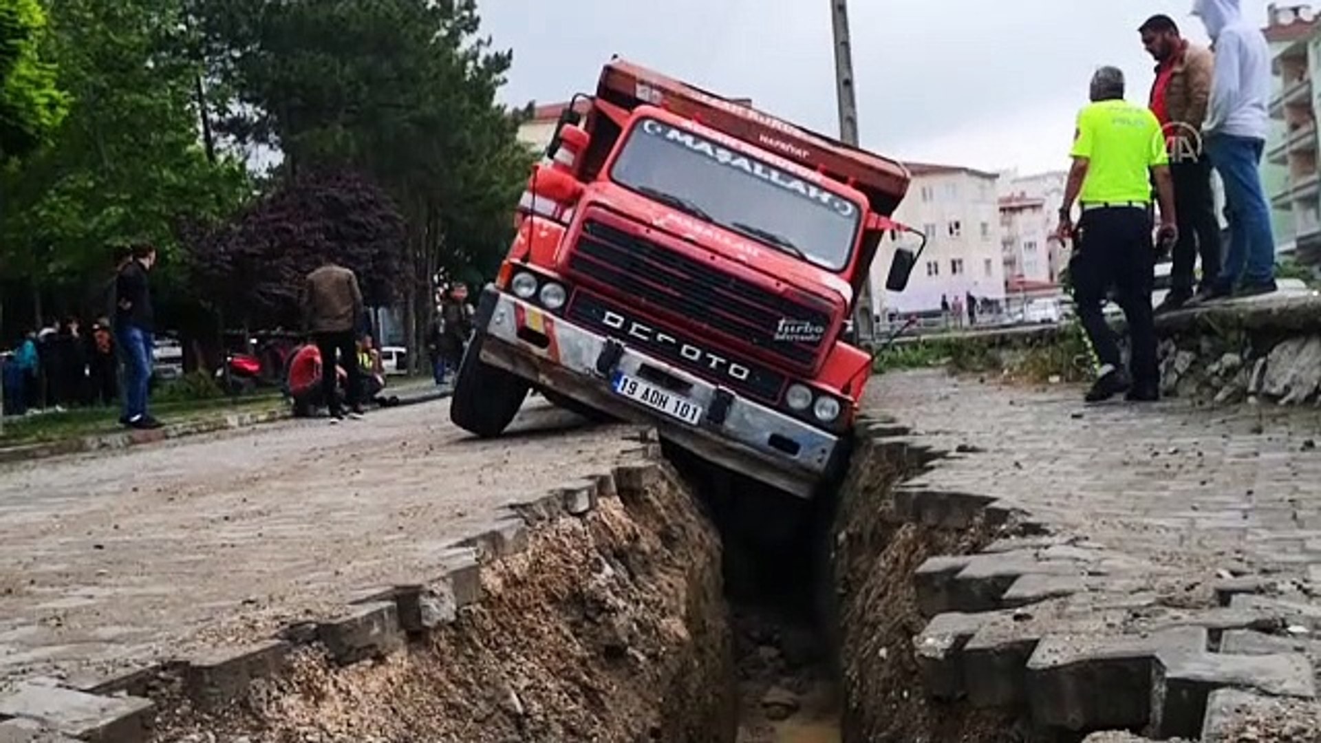 Freni boşalan kamyon çukura düştü! - Dailymotion Video