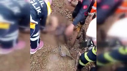 Toprak altında kalan araçta can pazarı yaşandı