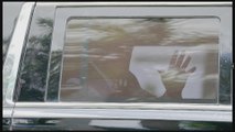 صورة للرئيس الأميركي السابق #ترمب يغادر منتجعه ويحيي أنصاره من داخل السيارة وهو في طريقه إلى محكمة #ميامي #أميركا #العربية