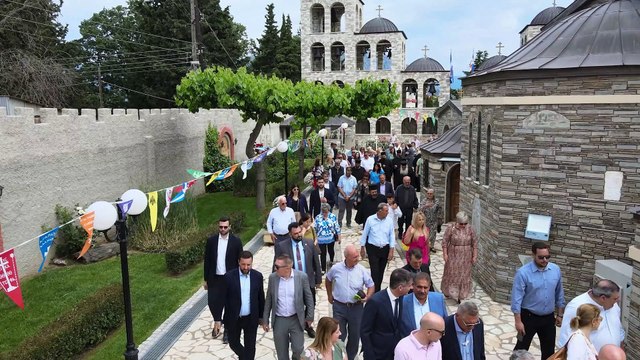 Μεγάλοι ευεργέτες της Ι.Μ.Αγίων Αυγουστίνου και Σεραφείμ του Σάρωφ, ο Φάνης Σπανός, ο Κ.Μπακoγιάννης και η διευθύντρια του πρωθυπουργού