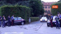 Piersilvio Berlusconi saluta le persone davanti a villa San Martino tra gli applausi