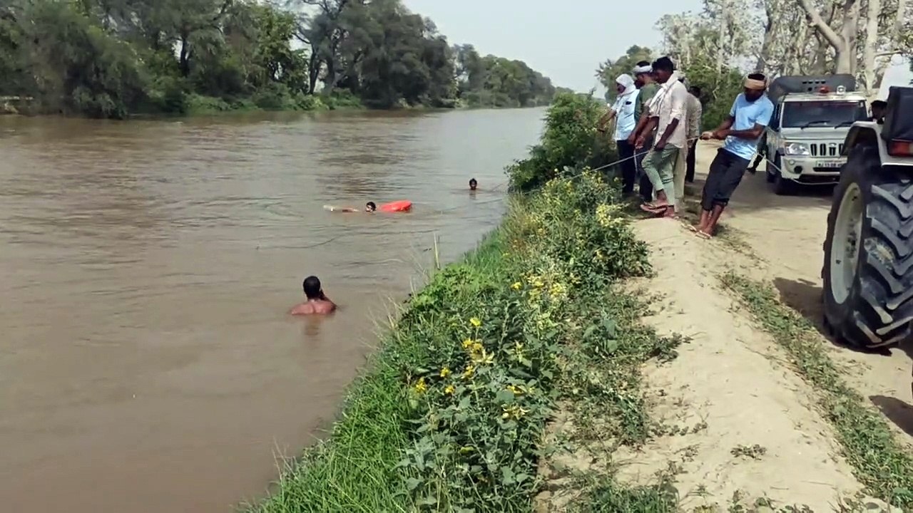 नहर में युवक के गिरने की आशंका, तलाश में जुटे गोताखोर