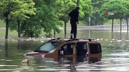 A Samsun, le chauffeur de taxi a été coincé dans l'eau avec son véhicule dans l'inondation