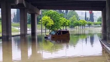 L'inondation a frappé Samsun : les murs de soutènement se sont effondrés, des véhicules ont été abandonnés sur les routes