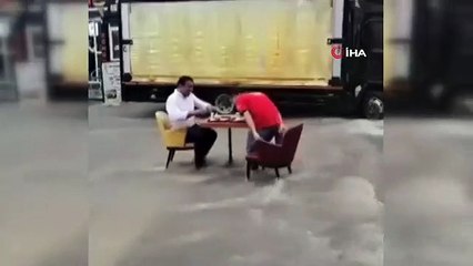 Ils se fichaient de l'inondation, ils ont mis la table et mangé du doner