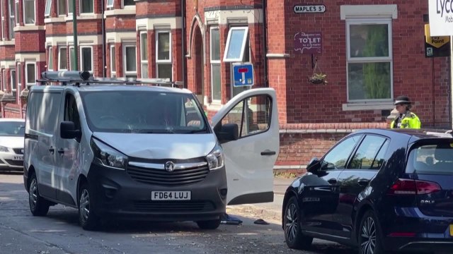 英 도심 길거리서 3명 숨진 채 발견...'승합차 돌진' 남성 체포 / YTN