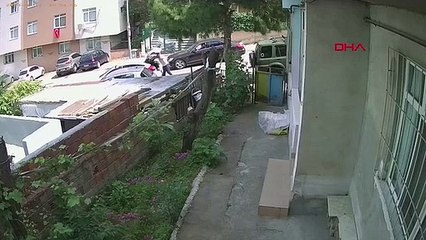 Des attaques avec des pierres et des bâtons sont menées sur sa maison, dont l'acte a été transféré à la société.