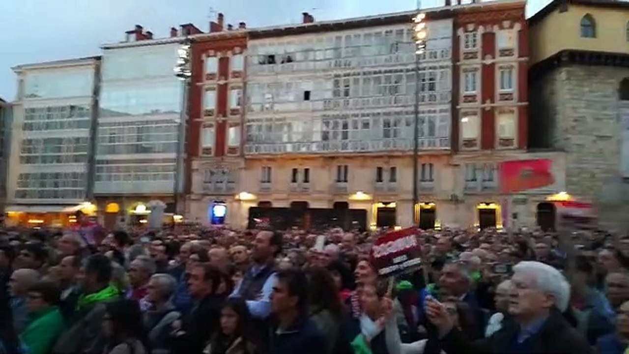 La manifestación culmina con el Himno a Burgos en una plaza del Rey San Fernando a rebosar