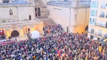 Miles de burgaleses entonan el Himno a Burgos frente a la Catedral