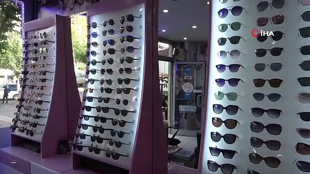 L'expert avertit : ＂Utilisez des lunettes avec des verres ultraviolets et polarisés d'origine＂