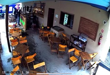 Ex-bbb Dhomini dá socos em dono de bar e advogado