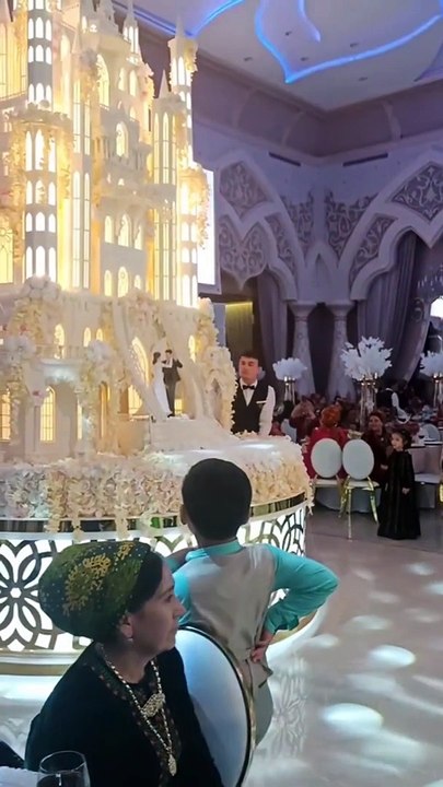 Düğün pastasını “birazcık” abartmak 