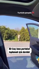 Yol kenarındaki bahçeden portakal almak isteyen turistler ve onları ters köşe yapan teyzemiz 