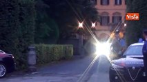 Barbara Berlusconi lascia villa San Martino e saluta, l'applauso in strada