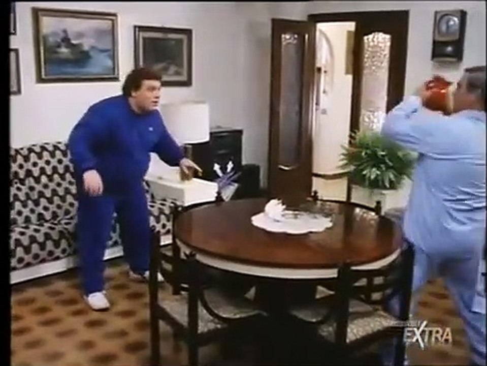 Fabrizio Bracconieri Ennio Antonelli - Bruno Sacchi portiere si prepara per il derby di calcio - Lui sarà la saracinesca del pizzicagnolo, ma tu sei un salame - scene divertenti da ridere dal telefilm cult I ragazzi della terza c