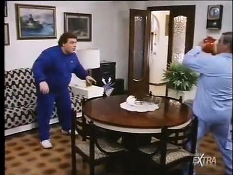 Fabrizio Bracconieri Ennio Antonelli - Bruno Sacchi portiere si prepara per il derby di calcio - Lui sarà la saracinesca del pizzicagnolo, ma tu sei un salame - scene divertenti da ridere dal telefilm cult I ragazzi della terza c