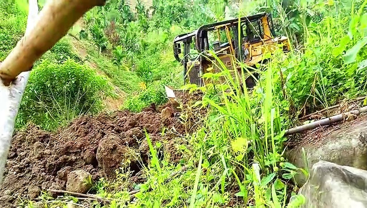 D6R XL Bulldozer Stone Solid Solution Makes Way on Rocky Terrain
