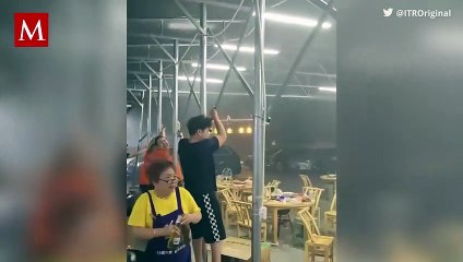 Increíble momento capturado: Vientos poderosos arrancan el techo de un restaurante en China