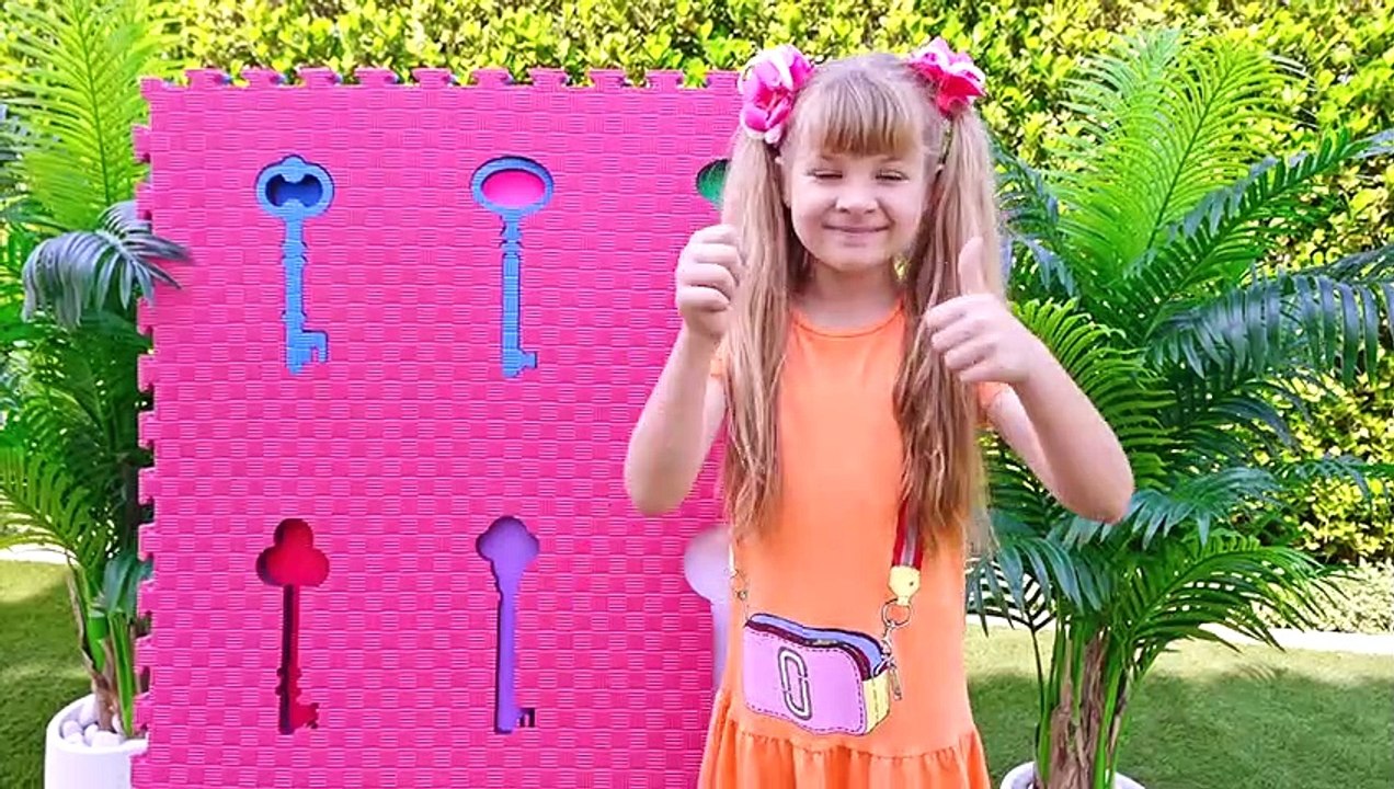 Diana and Roma Help Oliver Escape the Maze! Can They Find the Keys?