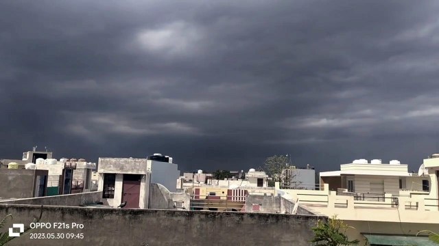 जयपुर में आसमान में छाए बादल