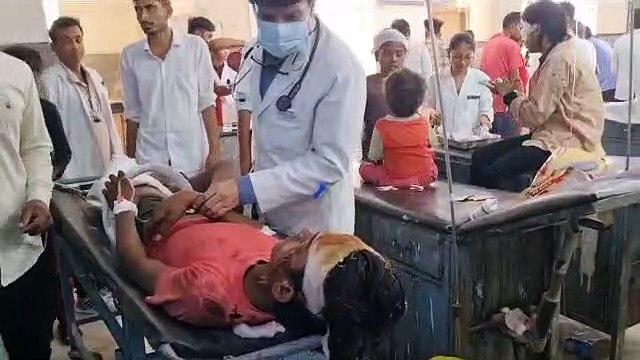 मिनी ट्रक और डम्फर में ​भिड़ंत, एक की मौत, 9 जने घायल