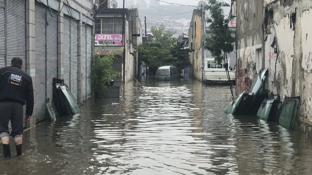 Samsun'da yine sel felaketi! Esnaf isyan etti: AKP'li başkanı türküyle protesto etti