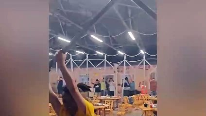 Çin'de şiddetli rüzgar restoranın çatısını ve insanları havaya uçurdu