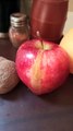 presentando una variedad de frutas frescas y saludables para mejorar la salud