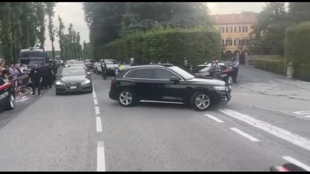 Meloni con Salvini e La Russa alla camera ardente di Berlusconi a Arcore