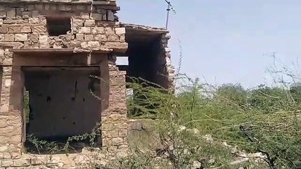 लम्बें अर्से से बंद सरकारी नलकूप, अपना बताकर चलाया बुल्डोजर, गिराई सुरक्षा दीवार