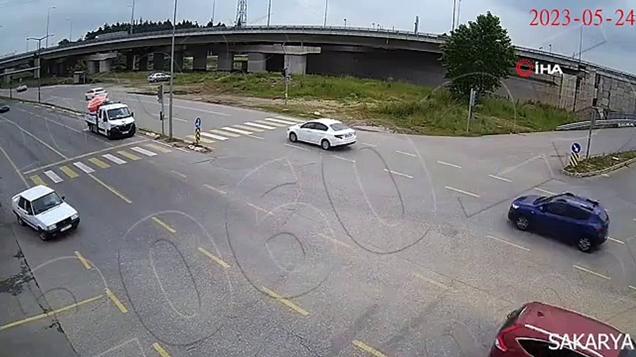 Sakarya'da Dikkatsizlik ve Kural İhlalleri Kaza...