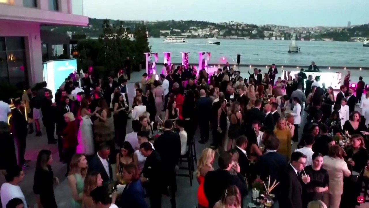 Gecenin en dikkat çeken ismi! Hazer Ergüçlü, sütyen büstiyerle kırmızı halıda boy gösterdi