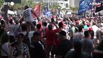 Trump lascia il tribunale di Miami circondato dai suoi supporter