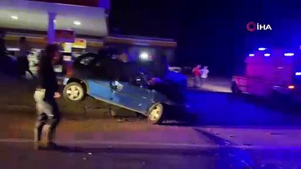 İki otomobil kafa kafaya çarpıştı: 1’i ağır 3 yaralı