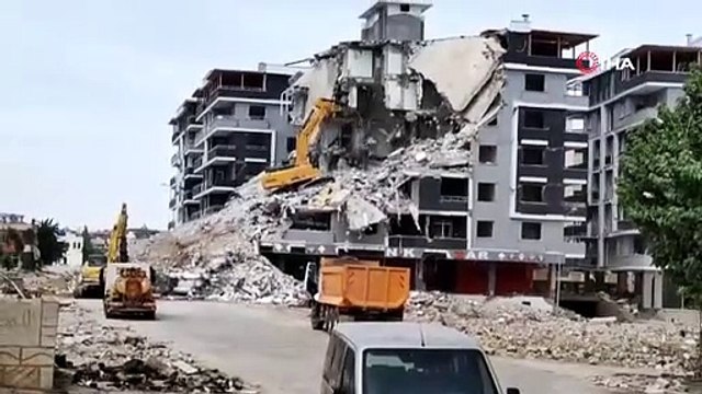Ağır hasarlı binayı yıkan kepçe operatörü enkaz altında kaldı