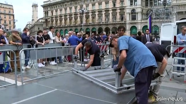 Ultimi preparativi in piazza Duomo per i funerali di Berlusconi