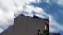 İstanbul'da bir vatandaş, binanın çatısına çıkıp atlamaya çalışan şahsı döverek indirdi