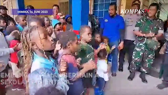 Personel TNI Pos Banti Bangun Taman Bermain Anak di Distrik Tembagapura