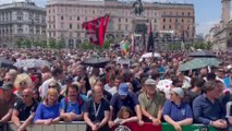 A Milano Piazza Duomo gremita per i funerali di Berlusconi