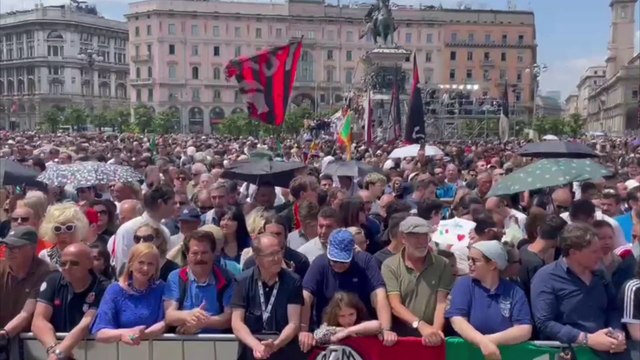 A Milano Piazza Duomo gremita per i funerali di Berlusconi