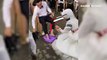 Düğünde davetliler önünde eşinin ayaklarını yıkadı, görüntüler sosyal medyada gündem oldu