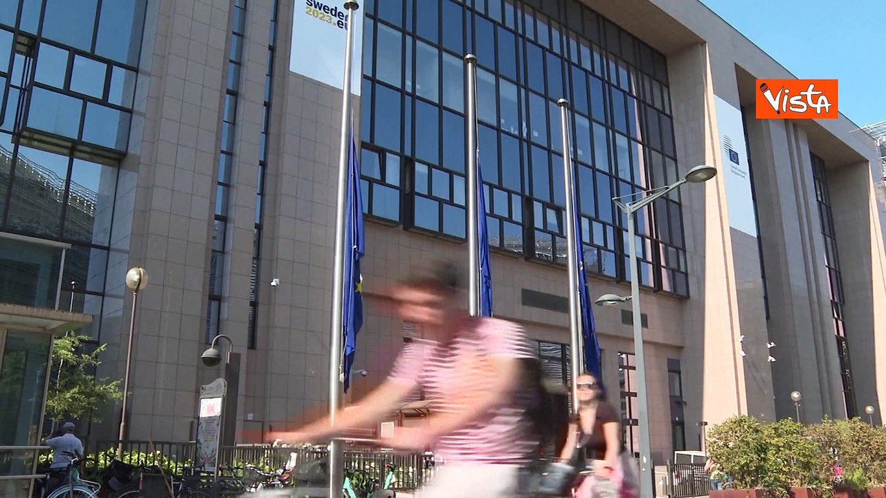 Bandiere a mezz'asta per Silvio Berlusconi in Commissione e Consiglio Ue a Bruxelles