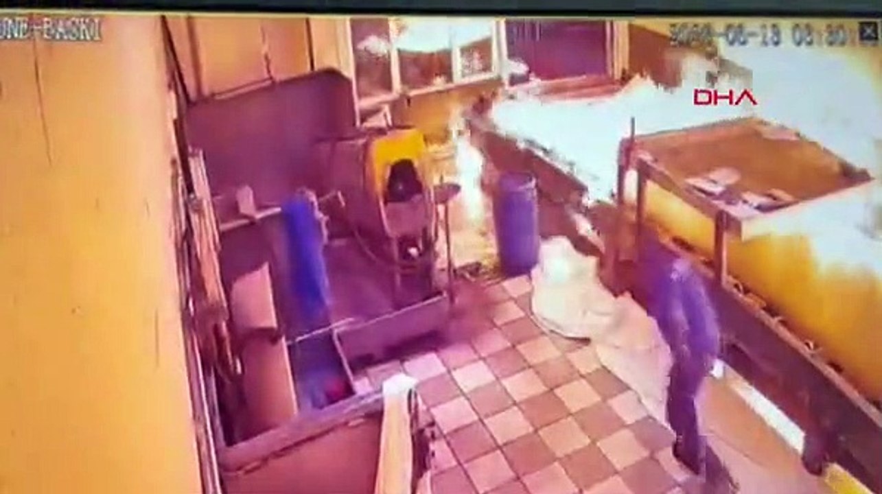 Tekstil fabrikasında baskı makinesi alev aldı; 3 yaralı