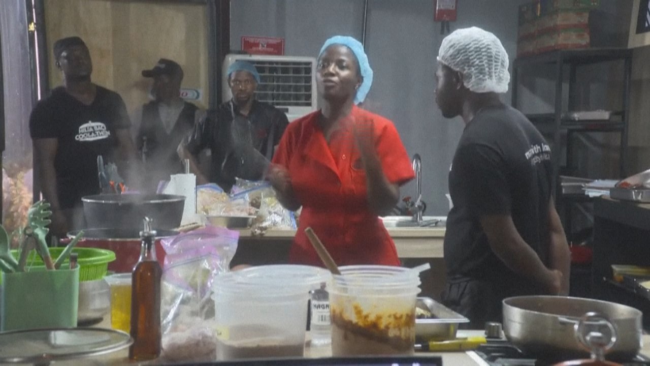 Hilda Baci, la chef nigériane qui bat des oeufs et des records