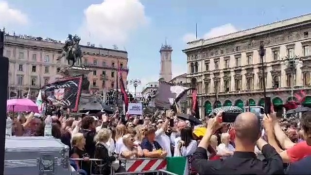 Funerali Silvio Berlusconi, coro di milanisti in piazza Duomo: C'? solo un presidnete