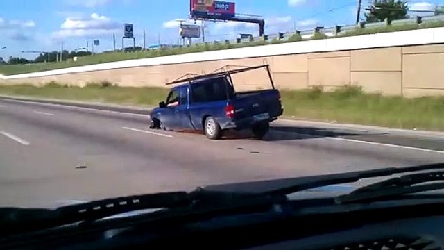 Il roule tranquillement... avec une roue en moins